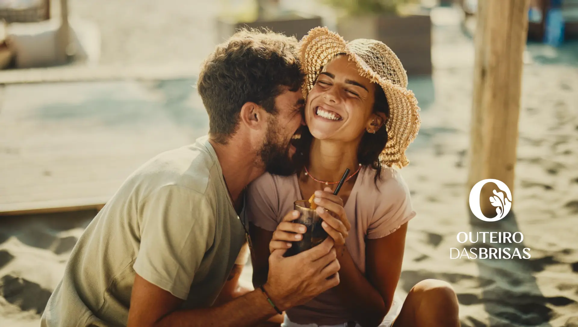 Casal na praia com assinatura do Outeiro das Brisas