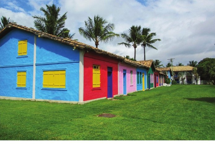 Casas coloridas típicas do litoral baiano