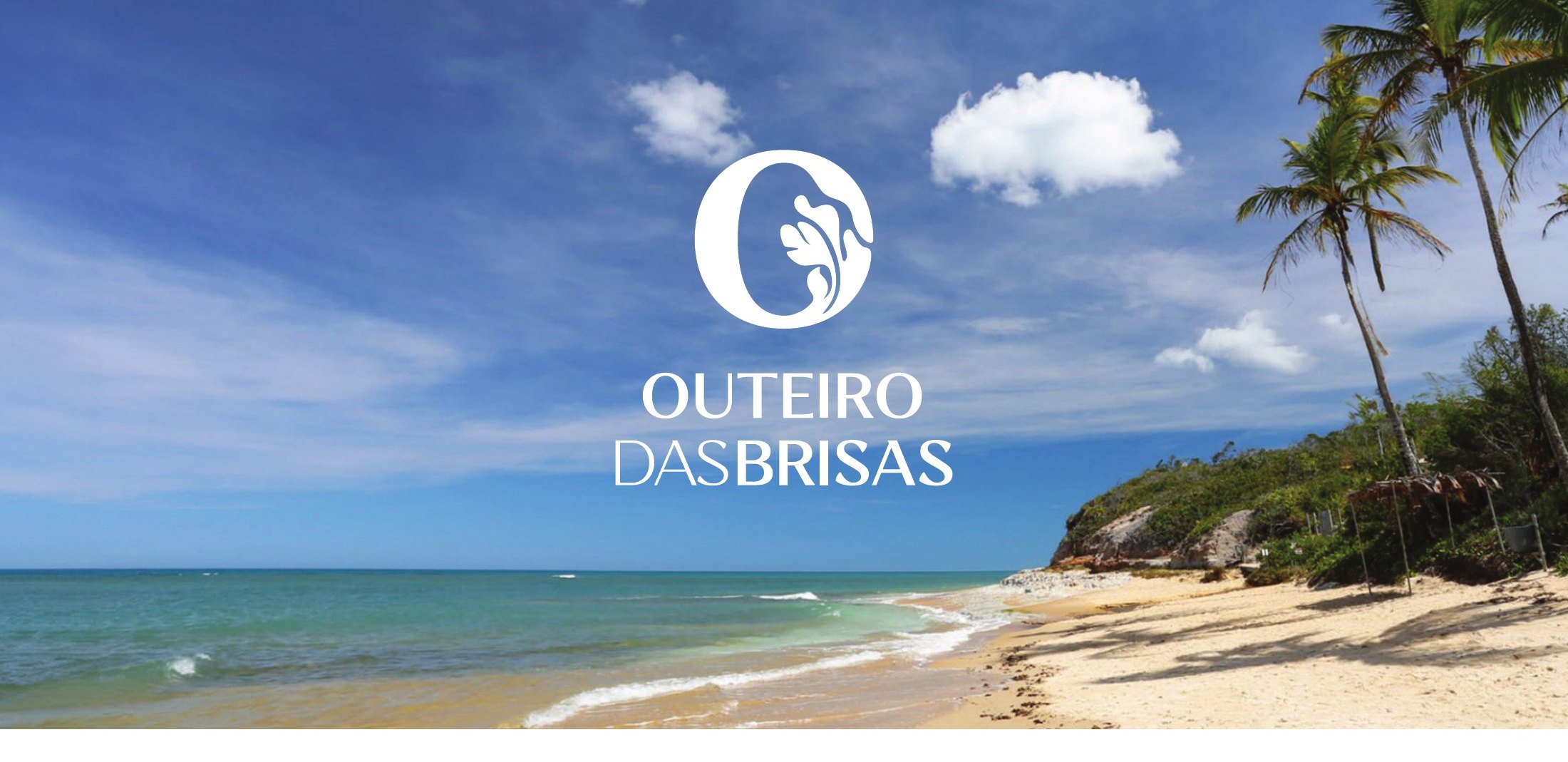 Assinatura Outeiro das Brisas sobre praia com coqueiros