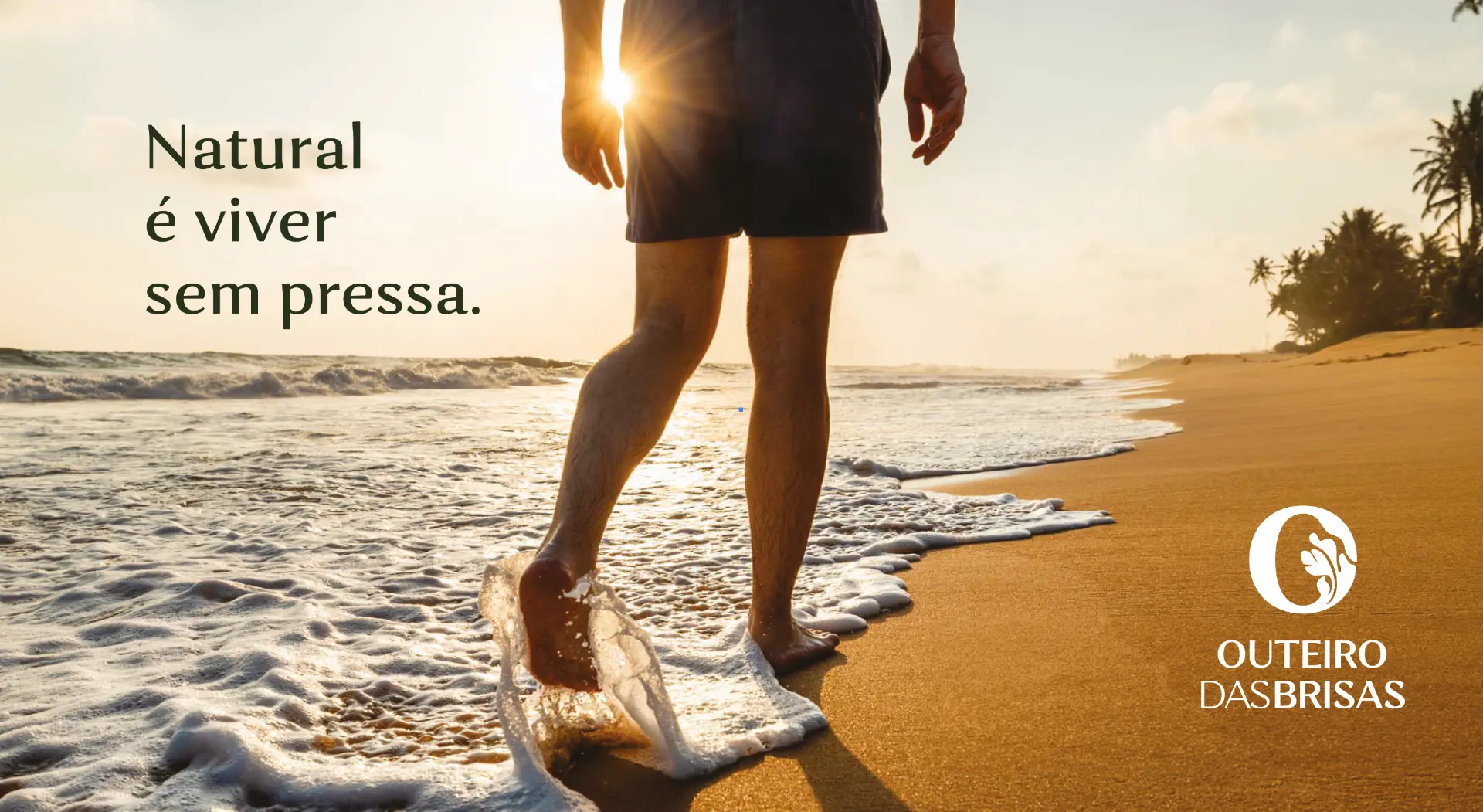 Pessoa caminhando na beira do mar ao pôr do sol